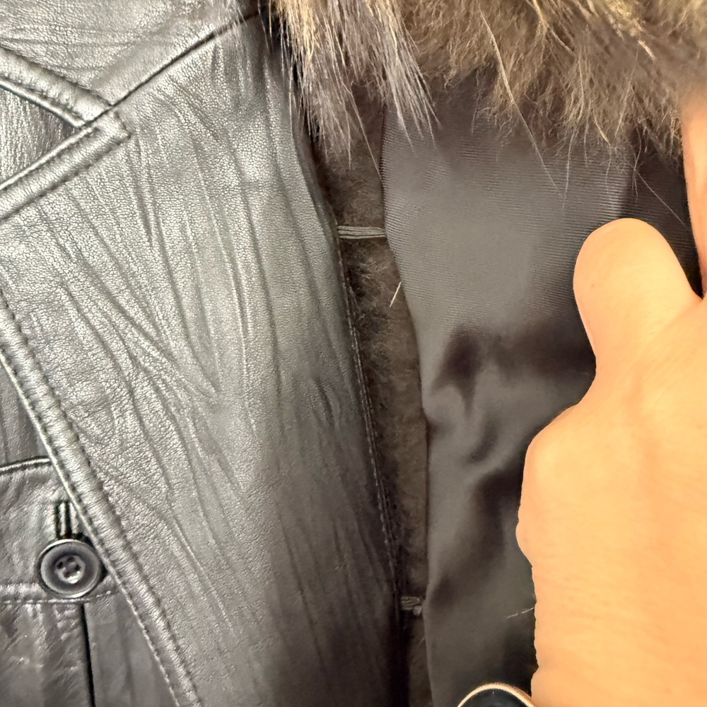 Black Leather Jacket with real Fur Collar - Picture 10 of 10